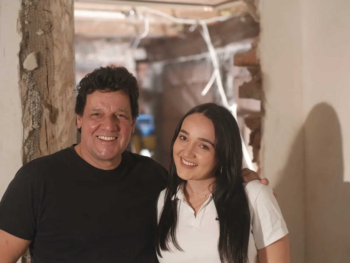 Jessica Philipp mit ihrem Vater auf einer Altbau-Baustelle